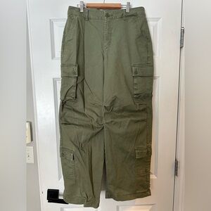 Wild fable green cargo pants mid/high rise size M